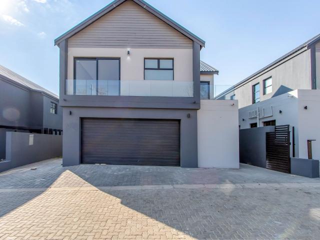 Double storey cluster to rent in Houghton Estate