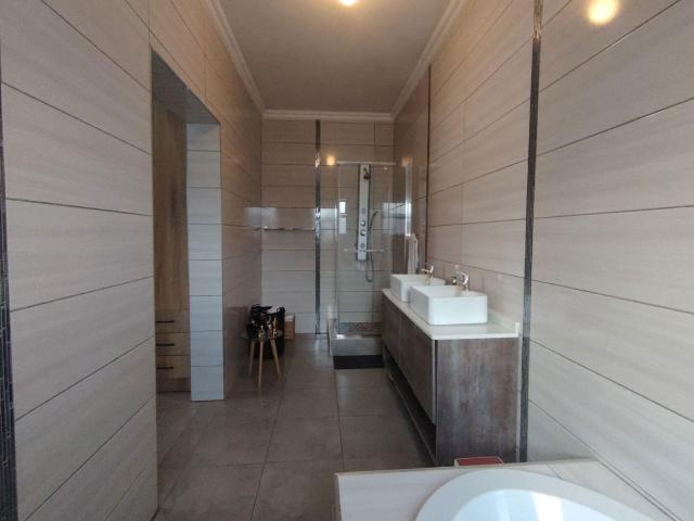 Double storey house to rent in Bendor