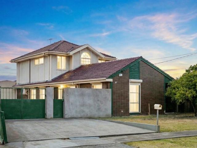 Double Storey Living Backing Onto Nicholson Parade Reserve