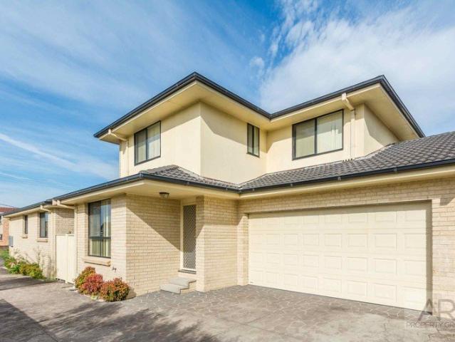 Double storey townhouse a stone's throw from Lake Illawarra