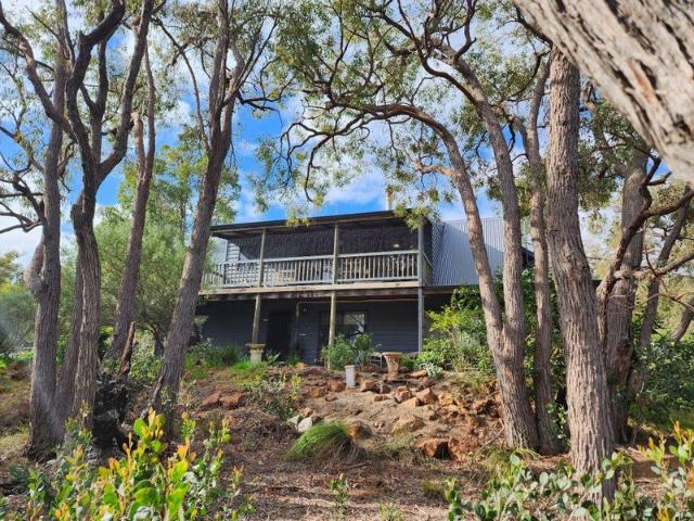 Double Story Family Home on 5 Acres 6 x 2 in Morangup 1.2 Mill
