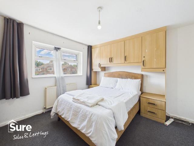 Double Room Warmark Road, Hemel. 1 bed semi detached house to rent £750 pcm £173 pw