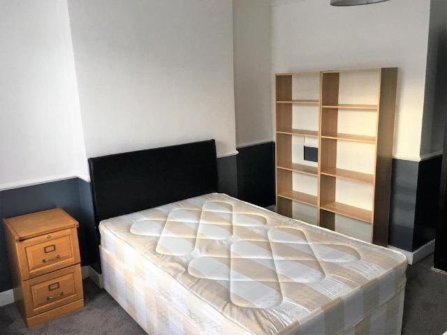 Double Room, Wentworth Road, Croydon. 1 bed in a house share to rent £775 pcm £179 pw