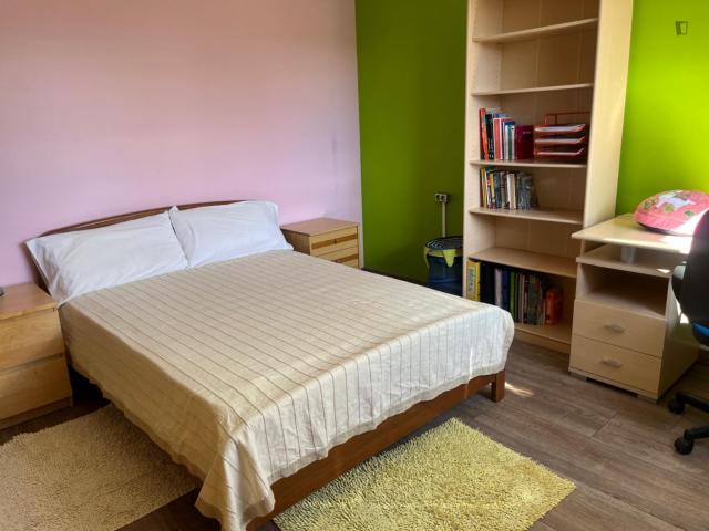 Double room with excellent sunlight, in a house with 4 bedrooms, 3 bathrooms, garden and poolwith, in Sant Esteve Sesrovires 1h 20m from Barcelona