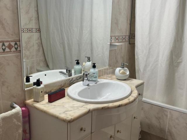 Double room with excellent sunlight, in a house with 4 bedrooms, 3 bathrooms, garden and poolwith, in Sant Esteve Sesrovires 1h 20m from Barcelona