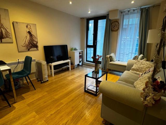 Double room available in a 2 bed 2 bathroom flat in Southwark