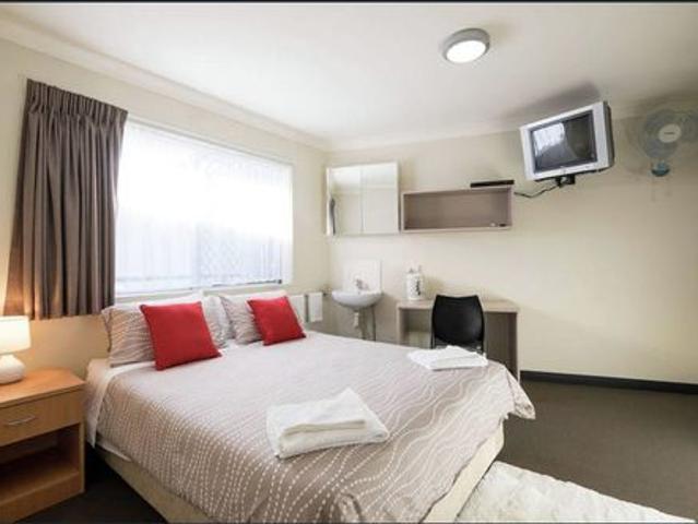 Double Room I Rent Includes Electricity, Wi Fi and Water – Bus stop at Front Door