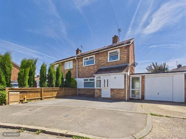 Double Room In Warmark Road, Hemel. 1 bed semi detached house to rent £675 pcm £156 pw