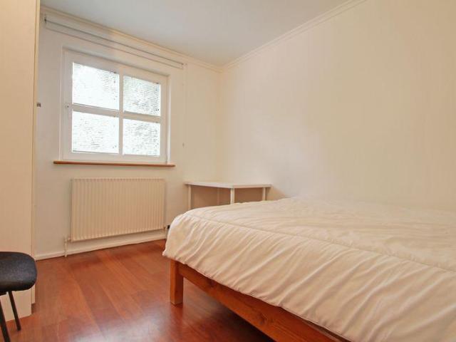 Double Room in a professional house. 1 bed terraced house to rent £1,000 pcm £231 pw