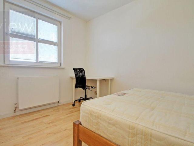 Double Room in a professional house. 1 bed in a house share to rent £950 pcm £219 pw