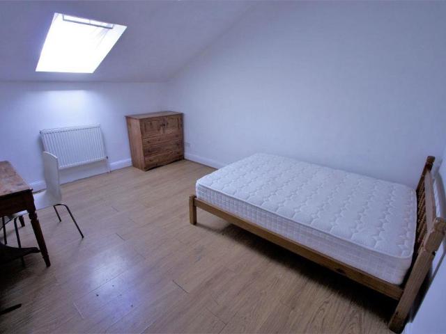 Double Room, London Road, Croydon CR0. 1 bed in a house share to rent £800 pcm £185 pw