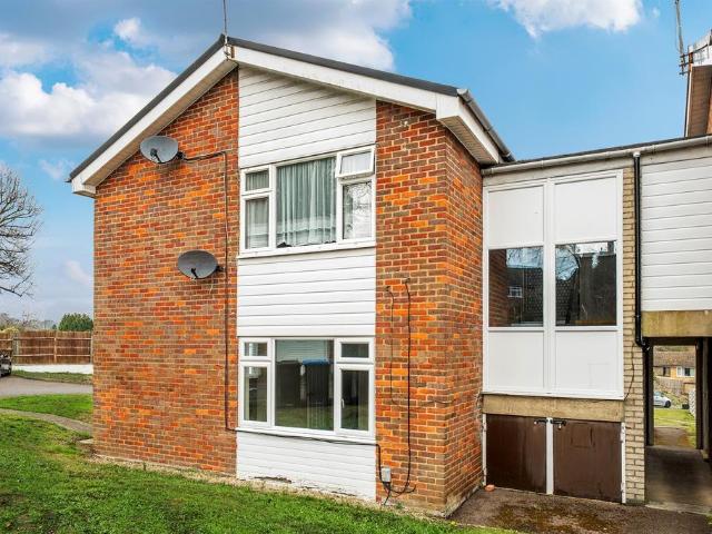 Douglas Gardens, BERKHAMSTED 2 bed apartment to rent £1,375 pcm £317 pw