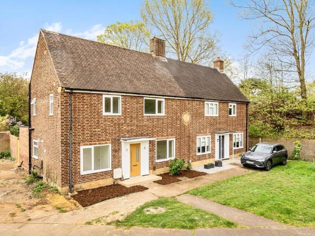 Douglas Road, Esher KT10 3 bed semi detached house to rent £3,000 pcm £692 pw