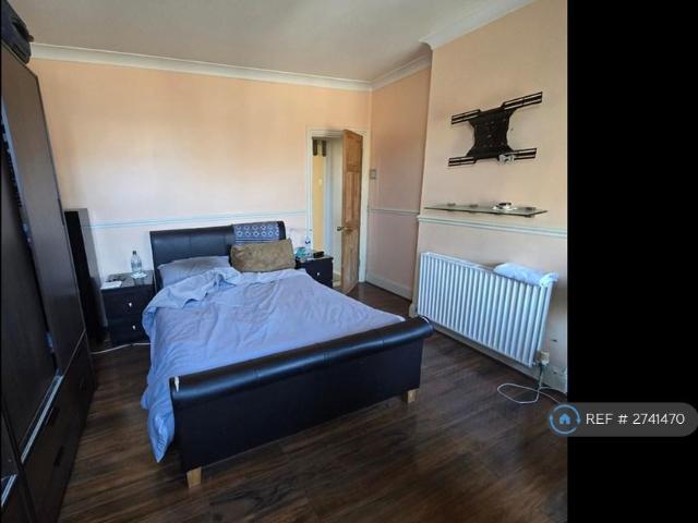 Douglas Road, Hornchurch, RM11 2 bed semi detached house to rent £2,250 pcm £519 pw