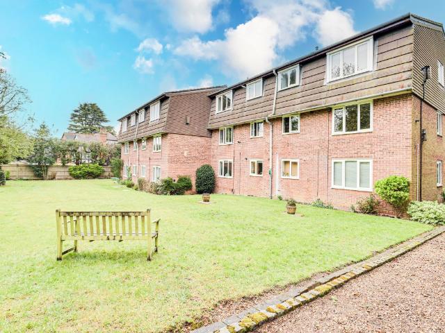 Douglas Road, Harpenden AL5, 2 bed flat to rent, £1,750 pcm | PrimeLocation