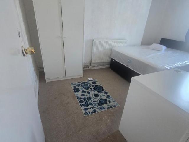 Douglas Road, Surbiton KT6 5 bed house of multiple occupation to rent £800 pcm £185 pw