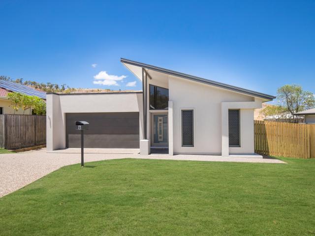 Douglas SHARE HOUSE/6 Arana Close