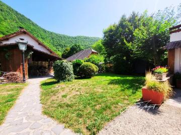 Doussard Grande ferme avec maison familiale et 3 apparteme