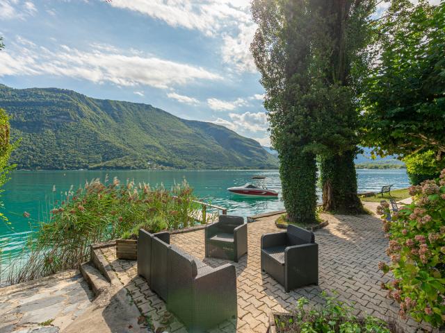 Doussard Maison savoyarde avec vue imprenable sur le lac d’Annecy et plage privée