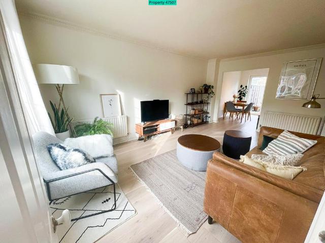 Dove House Green, Weybridge, KT13 3 bed terraced house to rent £2,550 pcm £588 pw