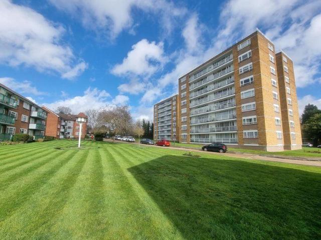 Dove Park, Hatch End 3 bed apartment to rent £2,350 pcm £542 pw