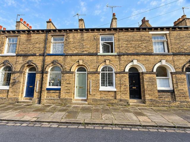 Dove Street, Shipley BD18 2 bed terraced house to rent £895 pcm £207 pw