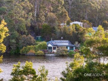 Down By The River's Edge: Absolute River Frontage!