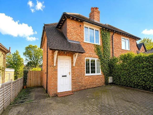 Downing Avenue, Guildford, Surrey, GU2 3 bed semi detached house to rent £2,200 pcm £508 pw
