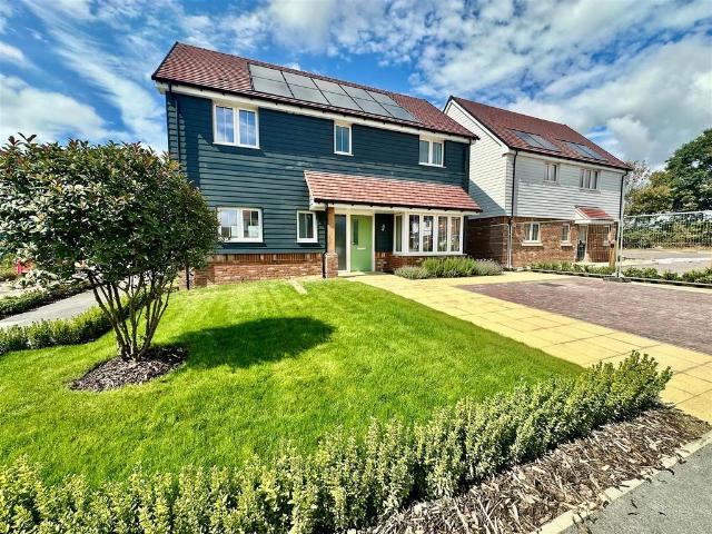 Downs View Park, Ringmer BN8 3 bed semi detached house to rent £2,150 pcm £496 pw