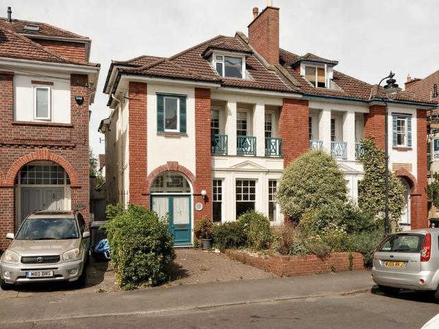 Downs Park East, Westbury Park, BS6 5 bed semi detached house to rent £3,500 pcm £808 pw