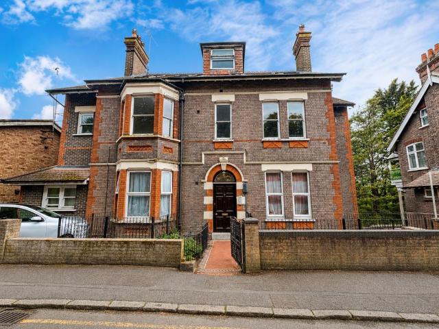 Downs Road, Luton, Bedfordshire, LU1 1QR 2 bed flat to rent £1,000 pcm £231 pw
