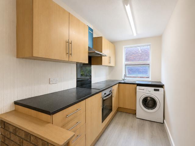 Downs Road, Luton LU1, 2 bed flat to rent, £1,100 pcm | PrimeLocation