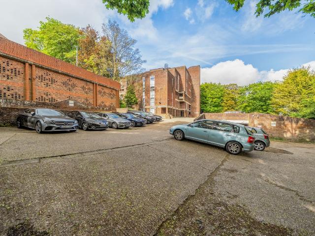 Downs Road, Luton LU1, 2 bed flat to rent, £1,200 pcm | PrimeLocation