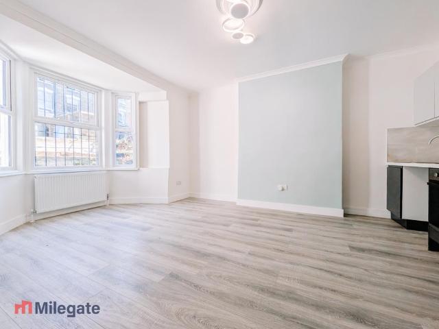 Downs Road, London E5 4 bed flat to rent £2,995 pcm £691 pw