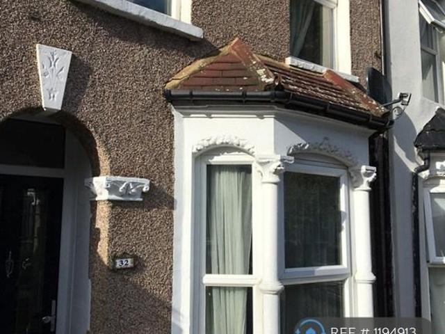 Downsell Road, London, E15 2 bed terraced house to rent £2,200 pcm £508 pw