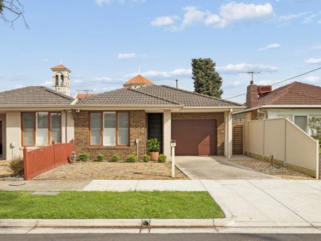 Downsize or begin home ownership with style!