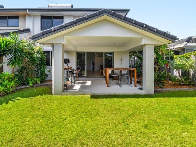 Downtown lifestyle duplex just 350m to Seven Mile Beach