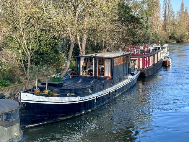 D'Oyly Carte Island, Weybridge KT13 1 bed houseboat to rent £2,500 pcm £577 pw