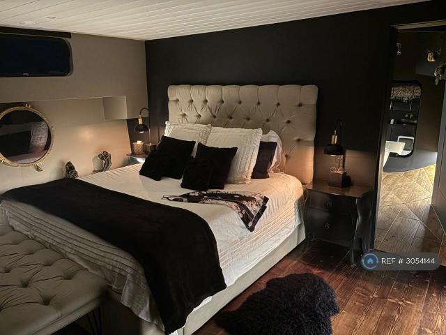 D'oyly Carte Island, Weybridge, KT13 1 bed houseboat to rent £2,100 pcm £485 pw