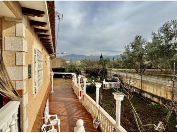 DLR 1572 ?AMPLIO TERRENO CON CHALET DE 7 DORMITORIOS Y 4 BAÑOS | ZONA OGIJAR