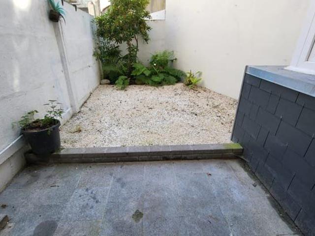 Ds petit immeuble rénové superbe rez 1 ch belle terrasse