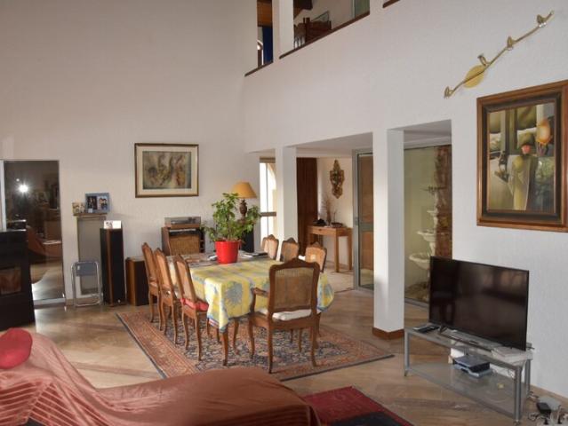 Dpt Gard 30, à vendre BAGNOLS SUR CEZE maison d'architecte de 200 m² avec piscine couverte et aménagements indépendants pour profession libérale. Terrain de 1 268,00 m²