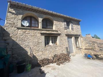 Dpt Gard 30, à vendre ISSIRAC maison en pierre T4 d'une surface habitable globale d'environ 90 m2 avec terrasse et dépendances sur un terrain d'environ 350 m2