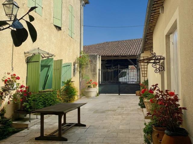 Dpt Gers 32, BASSOUES 32, à vendre ensemble de 2 maisons 3 logements P15 de 380 m² Terrain de 2474 m2