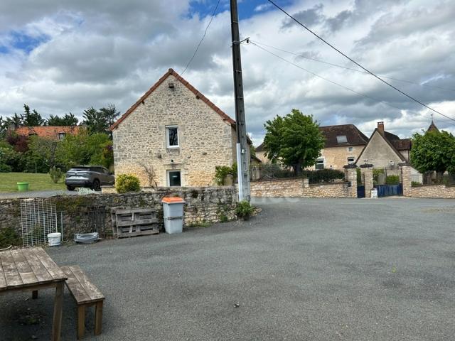 Dpt Dordogne 24, à vendre COULAURES maison P11 de 390 m² Terrain de 4 828,00 m² Plain pied
