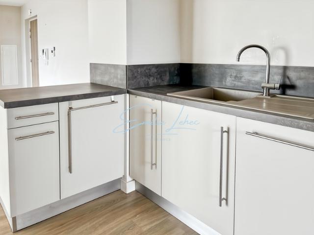 Dpt Finistère 29, à louer PLOUGUERNEAU CENTRE VILLE, Appartement T2 de 71,47 M2 avec terrasse au 2ème étage avec ascenseur
