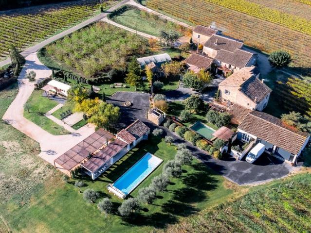 Dpt Vaucluse 84, à vendre en campagne de MENERBES, proche de Gordes et de l'Isle sur la Sorgue, Propriété de près de 2 ha avec Mas familial et dépendances sur près de 400 m² offrant 7 chambres