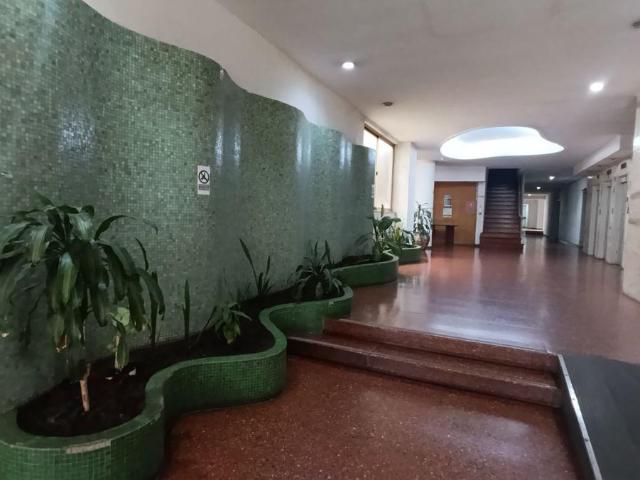 Dpto amoblado nvo 2amb 1/2, gran living con baño y lavarropa, aires, refaccionado a nuevo