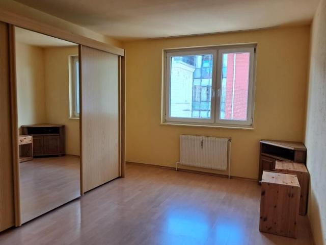 Dr.Schauerstr.6, Top 8: Zentral gelegene, einfache 2 Zimmerwohnung mit großem Balkon, 52,62m2, 3.Liftstock, Parkplatz