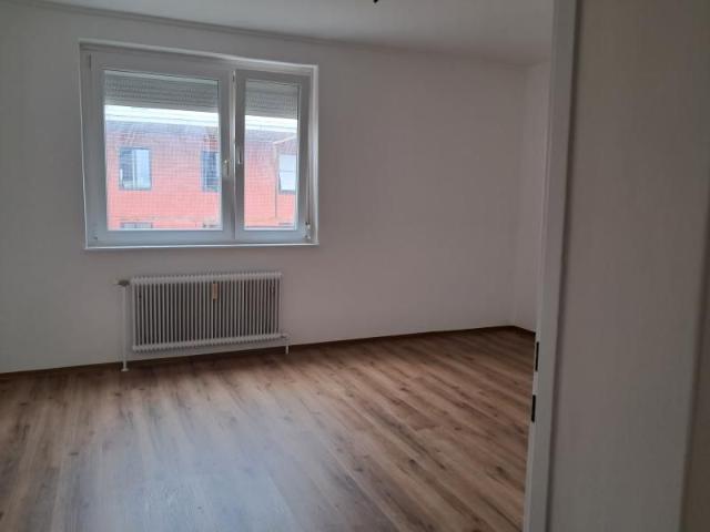 Dr.Schauerstr.6a, DG: WG geeignete, zentral gelegene, renovierte 3 Zimmerwohnung mit großem Balkon, separater, unmöblierter Küche, ca.100m2 WNFL, 4.Liftstock, Parkplatz!